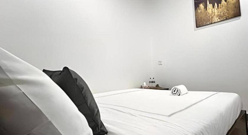 Oyo 90936 Hotel Manjoi Inn Іпох Екстер'єр фото